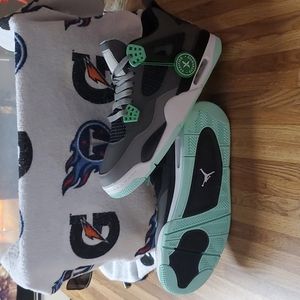 JORDAN RETRO 4 Green glow